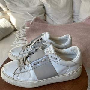 Sneakers från Valentino, använt skick men går att putsa upp. Det medföljer nya skosnören som tillhör 💖 storlek 36,5 men passar 37! ❤️‍🩹BUD UPPE I 1600kr ❤️‍🩹