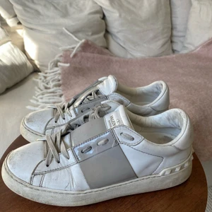 Valentino Sneakers - Sneakers från Valentino, använt skick men går att putsa upp. Det medföljer nya skosnören som tillhör 💖 storlek 36,5 men passar 37! ❤️‍🩹BUD UPPE I 1600kr ❤️‍🩹