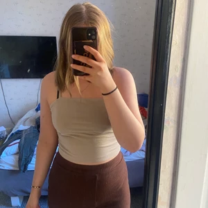 Bikbok topp i storlek S - Säljer denna fina topp perfekt till sommaren i storlek S. Den kom helt enkelt inte till användningen hos mig. Färgen är beige med något inslag av grön, men skulle säga att den är beige