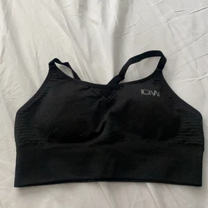 Icaniwill sport bh - Storlek M nyskick. Används inte då jag har så många andra träningskläder.