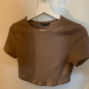 Magtröjor - 3 par magtröjor från SHEIN, två i st 38 och en i 36 skulle påstå att alla är i storlek 34 då de är väldigt små. Alla för 80kr eller en för 30kr