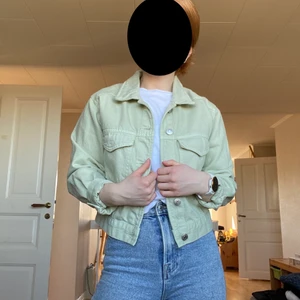 Jeansjack - En kortare mintgrön jeansjacka från Gina tricot. Aldrig använd så i nyskick! Frakt tillkommer men pris kan diskuteras 😌