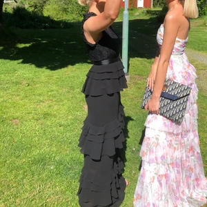 Balklänning  - Svart balklänning med väldigt smickrande passform. Dragkedja på baksidan och insytt linne. Klänningen är i strl 34, vanligtvis har jag strl S och är 166cm, passar därför perfekt i längden med klackar. Bandet i midjan är inte stretchigt.💞