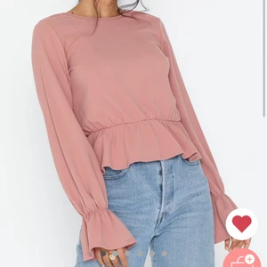 Topp med volang - Rosa långärmad topp från NLY med volang ärmar & volang nertill. Perfekt skick, som ny. 💕