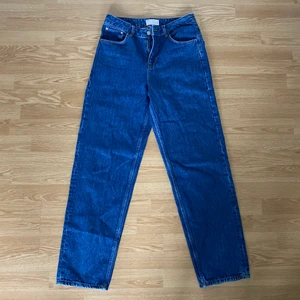 ASOS JEANS - Jeans i baggy passform från ASOS. Väldigt bra skick endast använda några gånger! Storlek 30/32