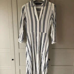 Långklänning - Långklänning från Zara i strl m men passar snarare en S. Superfin och i väldigt fint skick!