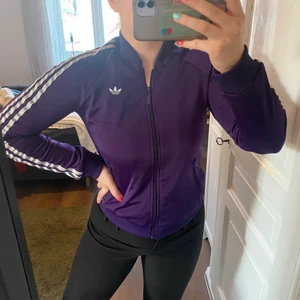 Adidas tröja - En lila adidaströja med dragkedja. Det är storlek 38, men skulle säga att det mer är en 36 💗❤️