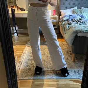 Vita jeans från hm. Super fina. Perfekt längd för mig som är ca 163.