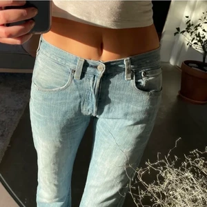 Levis jeans - Skitnygga lågmidjade levis jeans köpta här på plick som tyvärr va lite stora på mig. Storleken har suddats bort men gissar på W31 och L30. Skriv privat för fler frågor!:)