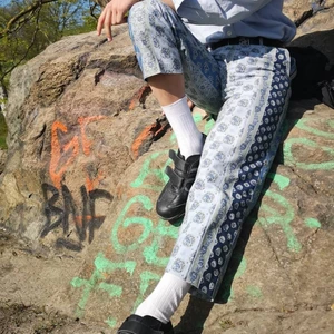 Riktigt vackra byxor! - Cond 7/10 använda, men jag inga större flaws. Byxorna är korta, men sitter bra i midjan på mig som är 180cm/70kg. Har svårt att avläsa märket hehe, men kolla tredje bilden. Bara att skriva om ni vill ha mer info/bilder :)