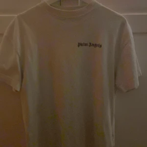 Palm angels t shirt - Storlek XS, säljs då den ej används. Fint skick då den nästan bara hängt i garderoben.