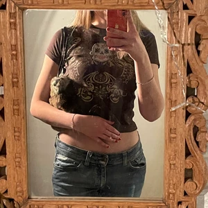 Väska - En lurvig väska som jag köpt på second hand. Den har tyvärr inte kommit till användning hos mig och säljer den därför vidare. Det är inte riktig päls.