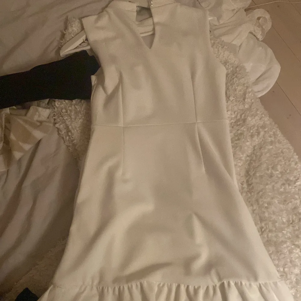 Jättefin vit klänning från Bubbleroom i storlek 36. 🤍 Passar perfekt som studentklänning. Använd endast en gång! . Klänningar.