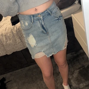 Jeanskjol, storlek 36 - Som ny, aldrig använd så i väldigt bra skick. Priset går att diskutera då jag vill få bort allt 