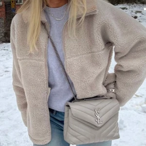 Teddyjacka Arket - (Första bild är lånad) säljer min teddy jacka från arket💗 knappt använd så den är i superbra skick!  nypris: 1100 - pris går att diskutera 