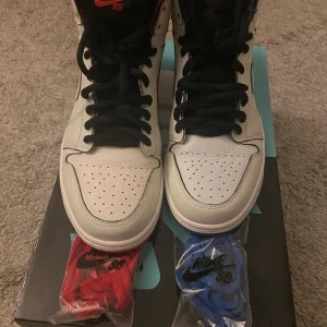 Air Jordan 1 Retro SB QS Lance Mountain  - Air Jordan 1 Retro SB QS Lance Mountain 2014 Storlek: US 10 / EU 43 Färg vit Skick: Sparsamt använd