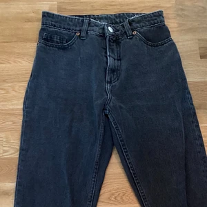 Jeans från Monki, storlek 25 - Jeans från Monki, storlek 25. Använd ett fåtal gånger, är i bra skick 👍🏼