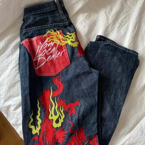 2000-tals jeans som är straight fit! Bra längd på mig som är 170 ish super coola jag har sytt in dom, så man kan sprätta upp om man vill eller ha dom så! 