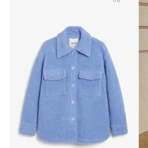 Vår jacka från Monki - Säljer denna trendiga fina vår jacka från Monki. Säljer för att den inte har kommit till användning. Har använt den typ 1 gång❤️ lånade bilder. Original pris 600kr men säljer för 400kr❤️