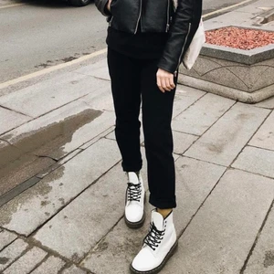 Vita dr. Martens! - Säljer mina vita dr. Martens, dem är bara använda en gång och är som nya! Storlek 39🥰. Nypris: 2000kr mitt pris 500kr🤩