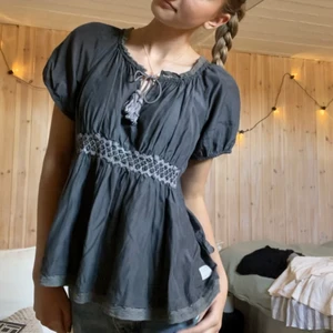 ODD MOLLY TOPP - Säljer nu min absoluta favorit topp från ODD Molly. Den är så himla fin med unika detaljer. Urringningen går att knäppa upp och knyta om. ❤️