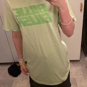 lång tröja  - billie eilish tröja från h&m, köpte för ungefär 2 år sedan, använd kanske 5 gånger, bra skick, köparen betalar frakt