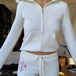 Juicy set - Säljer detta så fina juicy set, sjävklart äkta å köpt för många år sedan. Väldigt sällsynt å aldrig sett någon med likadant, skriv om ni har  frågor eller vill ha fler bilder💕 Säljer båda delarna å om man endast är intresserad av ena så är de bara att skriva