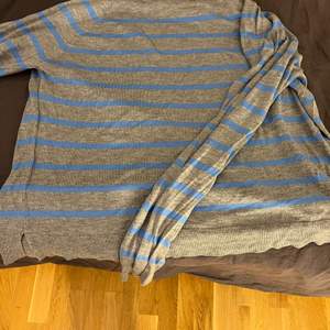 Fin blå grå randig tröja från Zara. Den har en liten fläck men syns knappt. Tvättas innan levande 