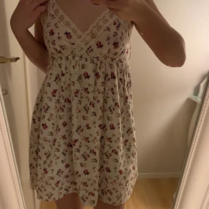 Blommig sommarklänning/nattlinne  - Supersöt klänning som kan antingen användas som nattlinne eller som en lätt, luftig sommarklänning. Passar XS/S. Köparen står för frakten💗🌸