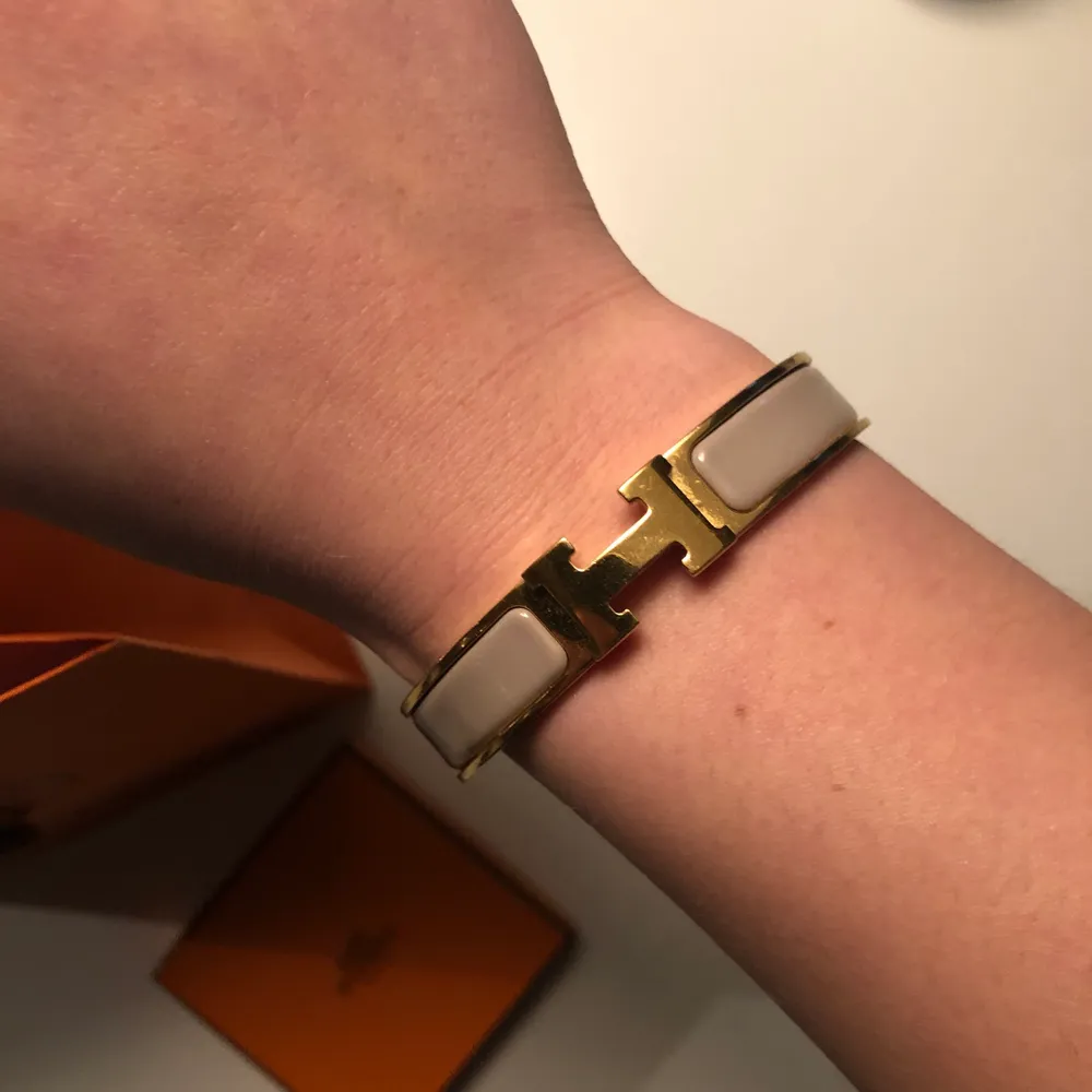 Säljer nu mitt Hermes armband i guld & beige eftersom att det inte riktigt kommer till användning för mig längre. Nypris 6500kr och säljer nu för 3700!. Accessoarer.