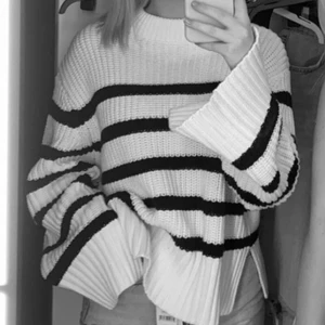 Randig tröja  - Säljer denna vita och svart randiga tröjan från Gina Tricot då jag inte använder den längre. Hör av er vid intresse och om det finns några frågor. 