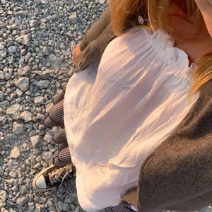 Hm topp - Säljer min väldigt fina hm topp som jag köpt i sommras då jag inte vet vad jag ska matcha den med, den är i storlek M💗står inte för postens slarv!