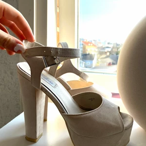 Klackskor från Nelly  - Ett par superfina klackskor från Nelly i storlek 37. Väldigt bra skick och passar väldigt bra nu till vår och sommar. 