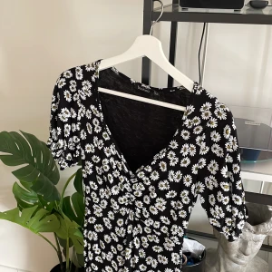 Blommig klänning  - Köpt från BOOHOO, använd 1 gång. Tajt men skönt material, strechig i storlek 36.