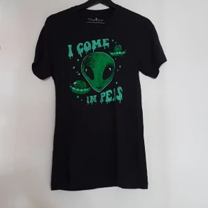 T-shirt med vegan pun - T-shirt med trycket "I come in peas" (I come in peace). Från @vegetaryn, beställd från USA. Storlek S. Oanvänd.