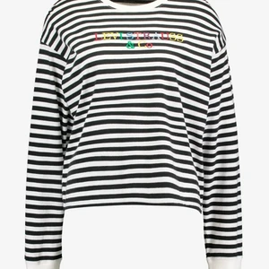 Randig tröja från Levis - Fin långärmad tröja från Levis som inte kommer till användning. Står strl M i men skulle säga att den även passar S men då är lite oversized. Hör av er privat om ni vill se fler bilder.💞