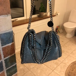 Stella väska - Intressekoll på min grå glittriga Stella liknande väska! Den här är du snygg och har används flitigt utan tecken på användning! I vanligt ljus ser den bara grå ut men när den får ljus på sig ser man att det är glitter i den, skitsnygg helt enkelt. Bud från 600💞