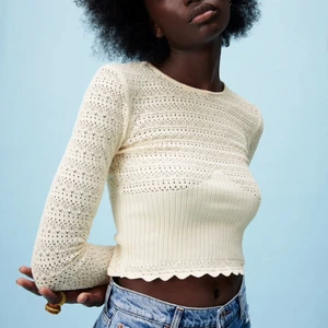 Topp från zara - Säljer min så fina topp från zara, inte använd ofta så i väldigt bra skick💖