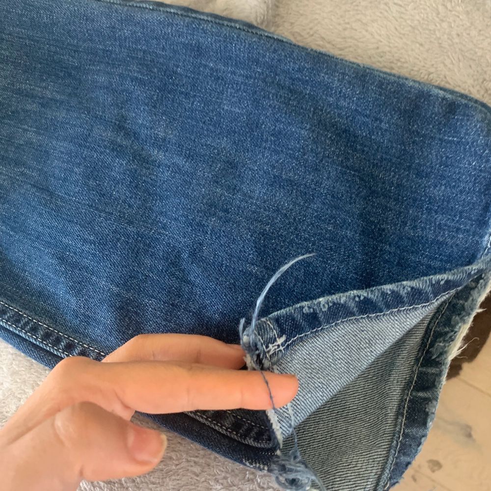 Säljer mina älskade low waist bootcut jeans från boomerang😍 dem är inte överdrivet bootcut i modellen men har klippt lite slits där nere för att dem skulle passa mer som jag ville (bild 3) passar 36. Jeans & Byxor.