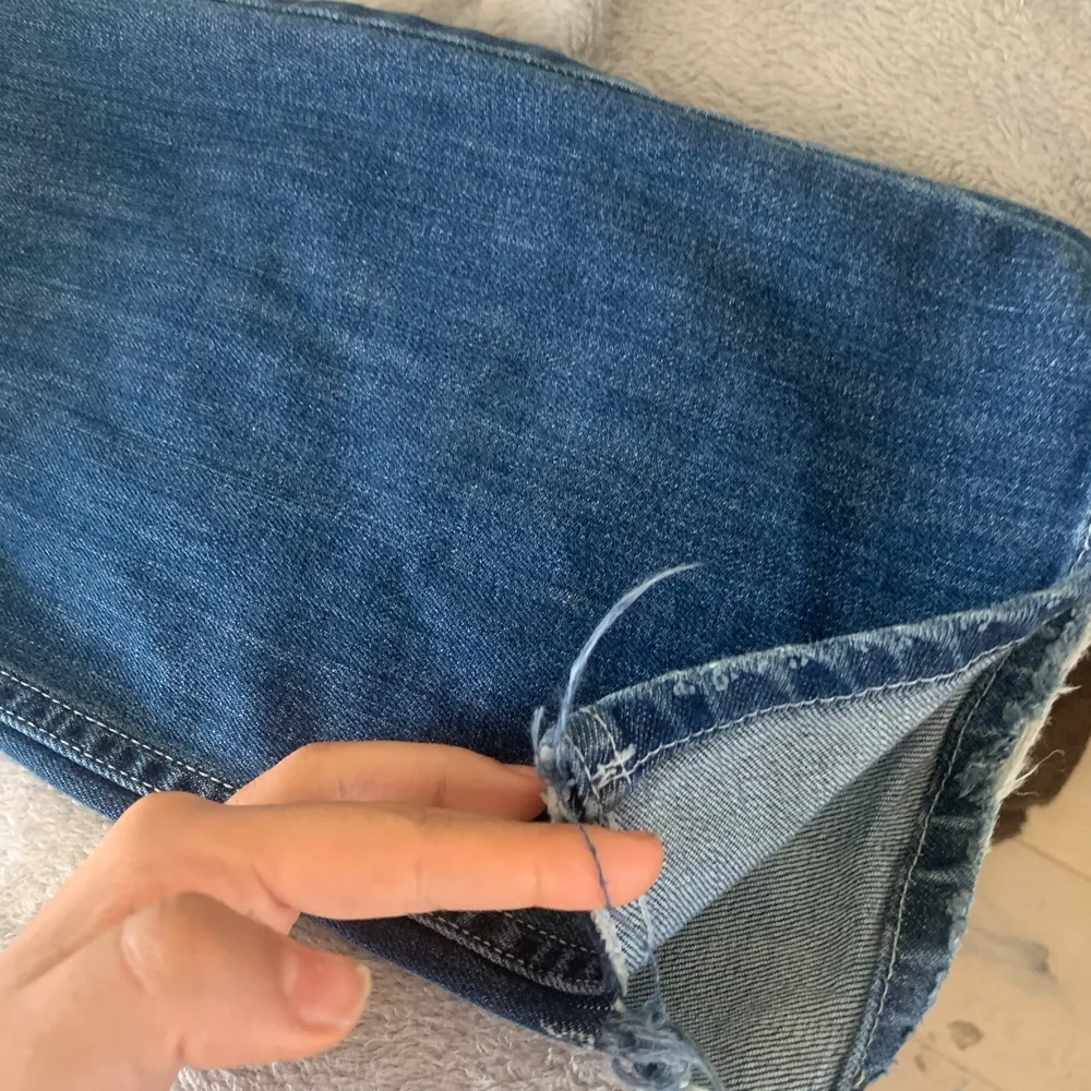 Säljer mina älskade low waist bootcut jeans från boomerang😍 dem är straight leg/bootcut i modellen men har klippt lite slits där nere för att dem skulle passa mer som jag ville (bild 3) passar 36. Jeans & Byxor.