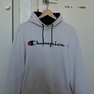 Champion hoodie - Champion hoodie i storlek XS. Använd men i bra skick. Några små fläckar vid banden men inget som syns om man int vet om det.