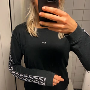 Nike Tröja, långärmad  - Säljer långärmad Nike tröja i ny skick. 