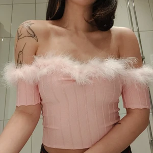 For Love and Lemons off shoulder topp  - Helt magisk topp med fjädrar från For Love and Lemons 🍋 verkligen Clueless och Legally Blonde-vibes!! Aldrig använd. Storlek S, passar även XS. Färgen är lite starkare babyrosa i verkligheten! Säljes pga utlandsflytt, kan gå ner i pris vid snabb affär och upphämtning! ✨ Nypris ca 1500 kr