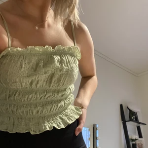 Grön sommartopp  - En perfekt topp inför sommarn och våren, storlek XS men passar S också💚 använd en gång så den är som ny💚 hör av er vid intresse