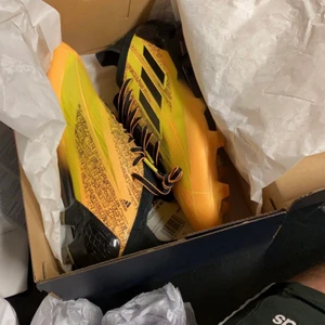 Adidas skor - Helt nya adidas fotbollskor pris diskuteras vid intresse 