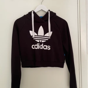 Adidas crop hoodie - Croppad och som ny! Haft den i några år nu, luvan är så fin att ha på och är skön nu när det håller på att bli lite mildare i vädret. Strl 38, S/M.