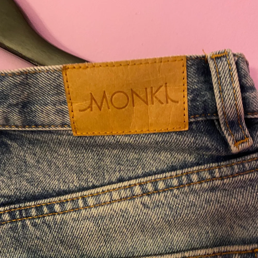 Ljusblåa Monki jeans i modellen Yoko, använda men fortfarande i bra skick. Jeans & Byxor.