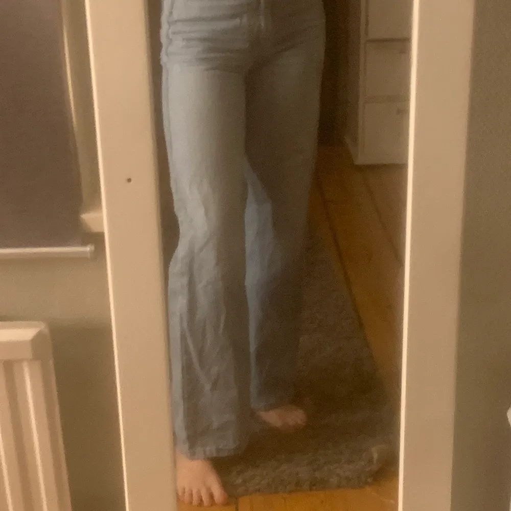 Ljusblå ,högmidjade, vida jeans från Gina tricot i storlek 32. Skulle säga att de är något stor i storlek då jag vanligtvis har 34 i jeans från Gina, jag är ca 161. Lagom längd på mig men skulle passa någon som är kortare. Kan hämtas i Jönköpings och eventuellt Norrköping annars står köparen för frakt. 350kr . Jeans & Byxor.