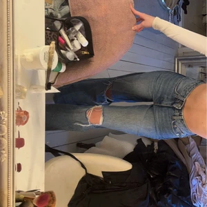 Blåa raka jeans  - Mina älsklings byxor från lager 157 (tro det eller ej). Säljer eftersom jag börjar växa ur dem tyvärr🥲 Jag är 167 cm och dem passar perfekt i längden. Dem sitter som en smäck vid både midjan och götten🥰😋 
