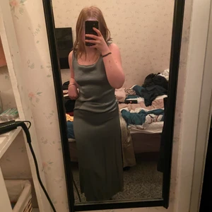 Pro Mamoria,Lindex klänning i storlek 36 - Säljer en vintage klänning från Pro Mamoria, köpt på Lindex i storlek 36. Riktigt fin klänning till sommaren😚 Funkar även att sätta på sig en hoddie ovanpå så blir de en kjol☺️